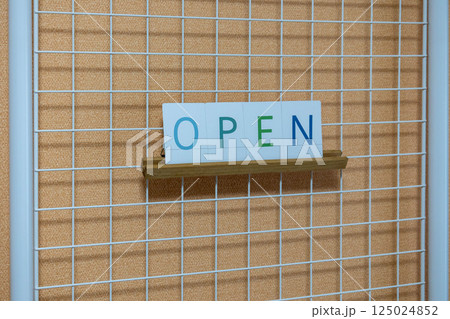 文字カード OPENのサイン 文字カード OPENのサイン 125024852