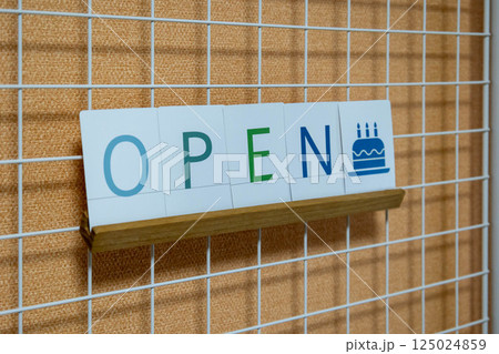 文字カード OPENのサイン 文字カード OPENのサイン 125024859