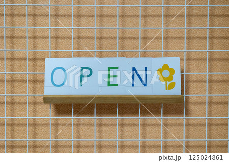 文字カード OPENのサイン 文字カード OPENのサイン 125024861