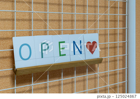 文字カード OPENのサイン 文字カード OPENのサイン 125024867