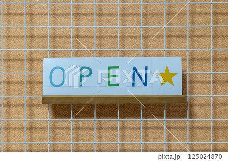 文字カード OPENのサイン 文字カード OPENのサイン 125024870