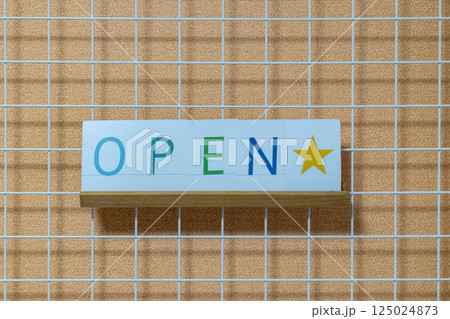 文字カード OPENのサイン 文字カード OPENのサイン 125024873