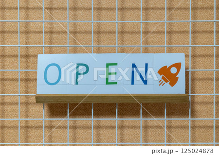 文字カード OPENのサイン 文字カード OPENのサイン 125024878