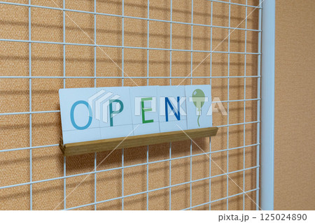文字カード OPENのサイン 文字カード OPENのサイン 125024890