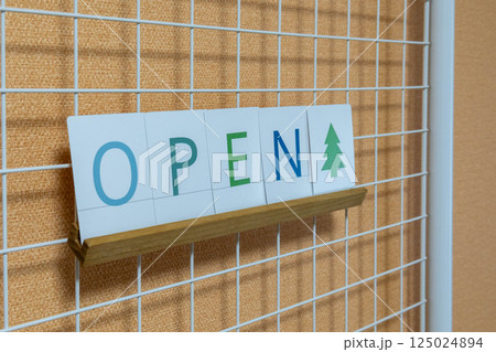 文字カード OPENのサイン 文字カード OPENのサイン 125024894