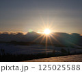 冬の夕暮れの丘に沈む太陽 125025588