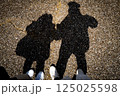 歩く人々の影 125025598