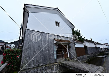 白壁のある町並み 白壁のある町並み 125026070