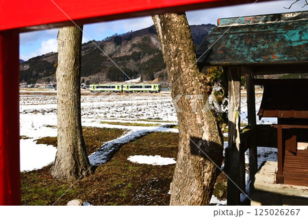 神社から見える釜石線キハ100系列車 神社から見える釜石線キハ100系列車 125026267
