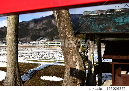 神社から見える釜石線キハ100系列車 125026273