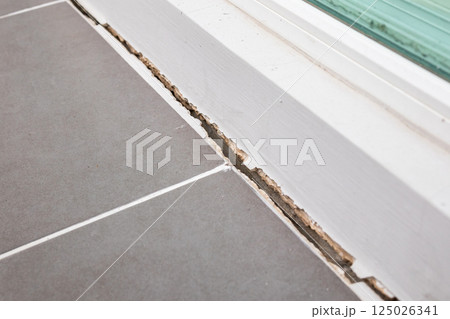 cracked concrete floor of the house 125026341