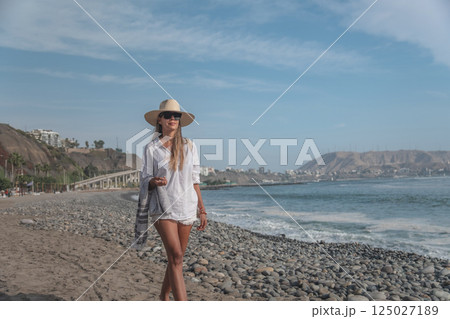 Tourist enjoying summer meditation time by the sea 125027189