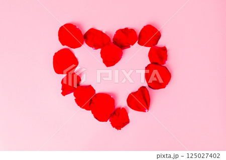Heart made of rose petals Heart made of rose petals 125027402