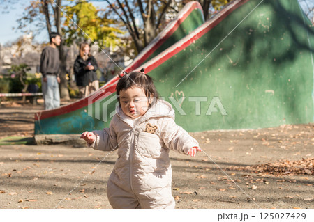 【落ち葉で敷き詰められた冬の公園で遊ぶ1歳児 立つ】 【落ち葉で敷き詰められた冬の公園で遊ぶ1歳児 立つ】 125027429