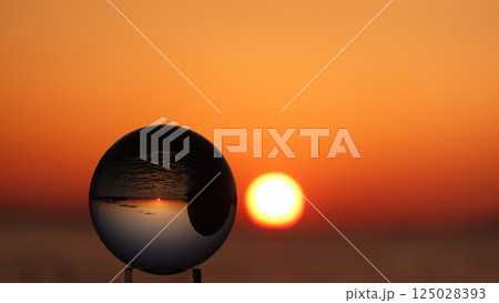 ガラス玉と海に沈む太陽 ガラス玉と海に沈む太陽 125028393