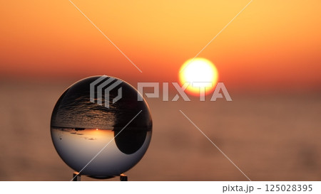ガラス玉と海に沈む太陽 ガラス玉と海に沈む太陽 125028395