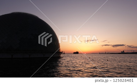 ドームと海に沈む太陽 ドームと海に沈む太陽 125028401