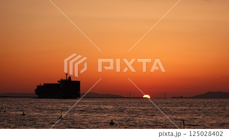 貨物船と海に沈む太陽 125028402