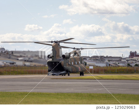 八尾駐屯地に駐機する大型輸送ヘリコプターCH47JA 125029063