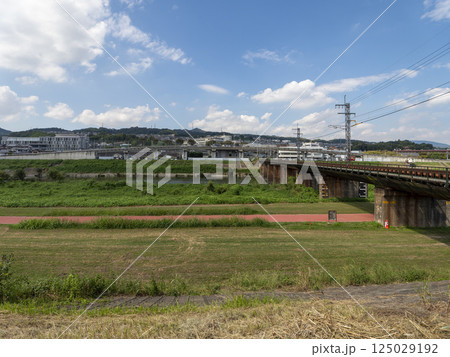 奈良県を流れる大和川と近鉄生駒線の鉄橋 奈良県を流れる大和川と近鉄生駒線の鉄橋 125029192