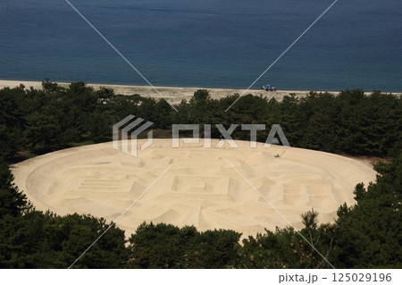 香川県 琴弾公園山頂から見た銭形砂絵 香川県 琴弾公園山頂から見た銭形砂絵 125029196