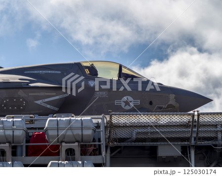 アメリカ級強襲揚陸艦の艦載機「F-35B」 125030174