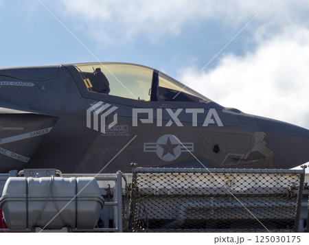 アメリカ級強襲揚陸艦の艦載機「F-35B」 アメリカ級強襲揚陸艦の艦載機「F-35B」 125030175
