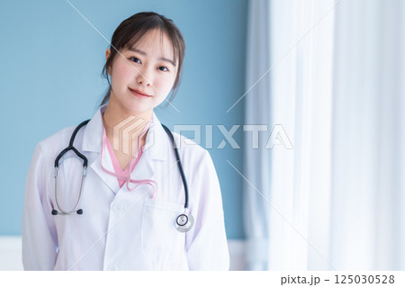 若い女医のポートレート　白バック 125030528