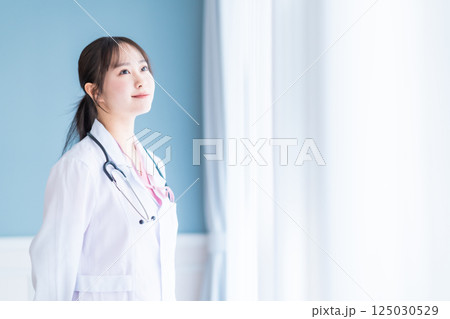 若い女医のポートレート　白バック 125030529