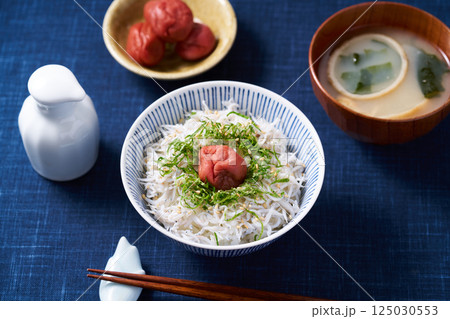 梅干しを乗せた釜揚げしらす丼 125030553
