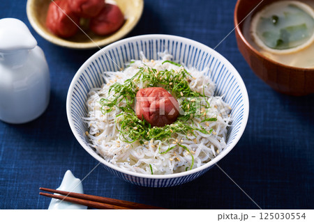 梅干しを乗せた釜揚げしらす丼 梅干しを乗せた釜揚げしらす丼 125030554
