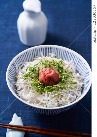 梅干しを乗せた釜揚げしらす丼 125030557