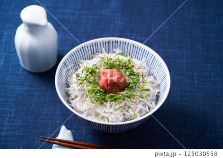 梅干しを乗せた釜揚げしらす丼 梅干しを乗せた釜揚げしらす丼 125030558