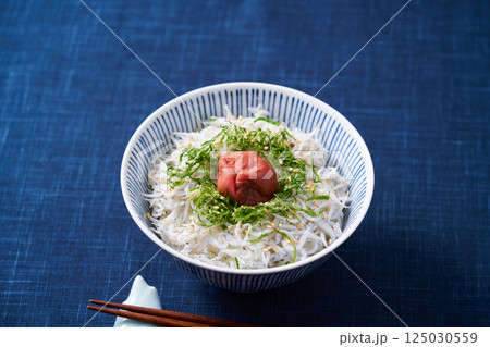 梅干しを乗せた釜揚げしらす丼 125030559