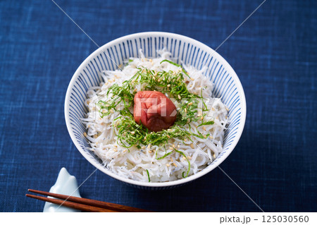 梅干しを乗せた釜揚げしらす丼 125030560