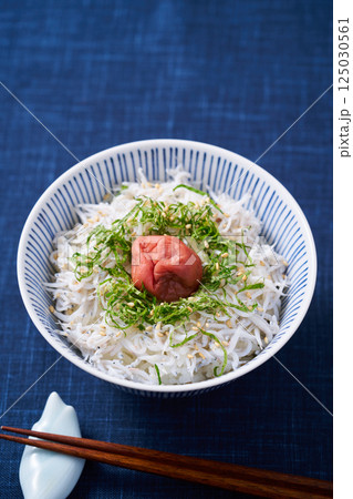 梅干しを乗せた釜揚げしらす丼 125030561