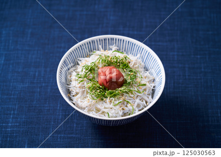 梅干しを乗せた釜揚げしらす丼 梅干しを乗せた釜揚げしらす丼 125030563