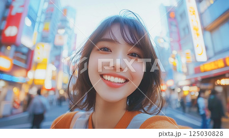 街中で笑顔で自撮りをする若い女性 125030828