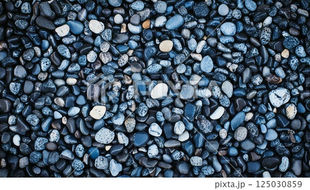 青と白のハーモニー ― 波に磨かれた海辺の小石が織りなす自然のモザイク 125030859