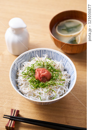 梅干しを乗せた釜揚げしらす丼 125030877