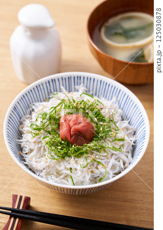 梅干しを乗せた釜揚げしらす丼 125030878