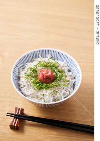梅干しを乗せた釜揚げしらす丼 125030880