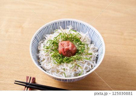 梅干しを乗せた釜揚げしらす丼 梅干しを乗せた釜揚げしらす丼 125030881