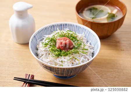 梅干しを乗せた釜揚げしらす丼 125030882