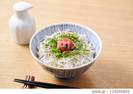 梅干しを乗せた釜揚げしらす丼 125030883