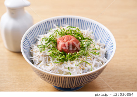 梅干しを乗せた釜揚げしらす丼 125030884