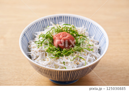 梅干しを乗せた釜揚げしらす丼 125030885