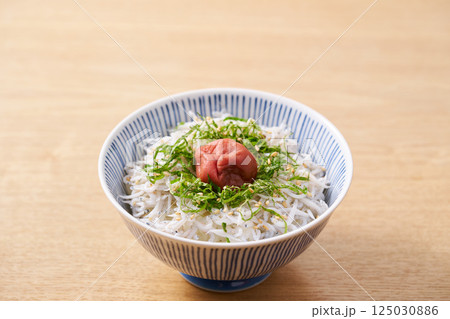 梅干しを乗せた釜揚げしらす丼 125030886