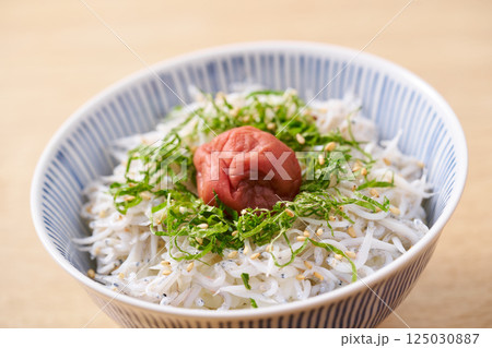 梅干しを乗せた釜揚げしらす丼 125030887