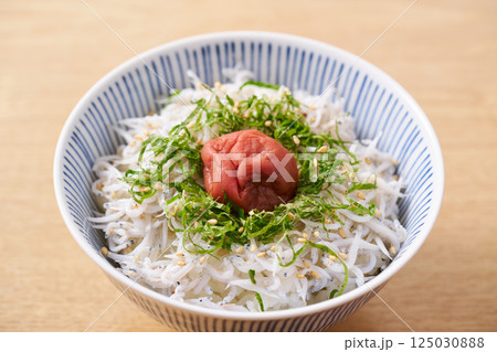 梅干しを乗せた釜揚げしらす丼 125030888